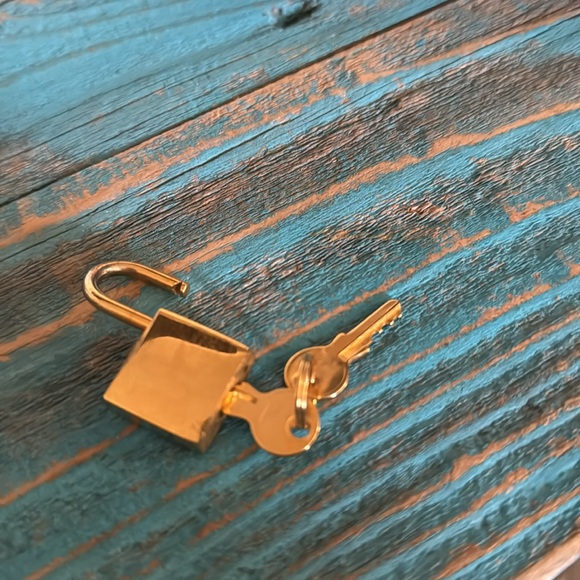 CELINE Shiny Lock/ key, and clochette RARE ✨🔐 - Picture 3 of 4